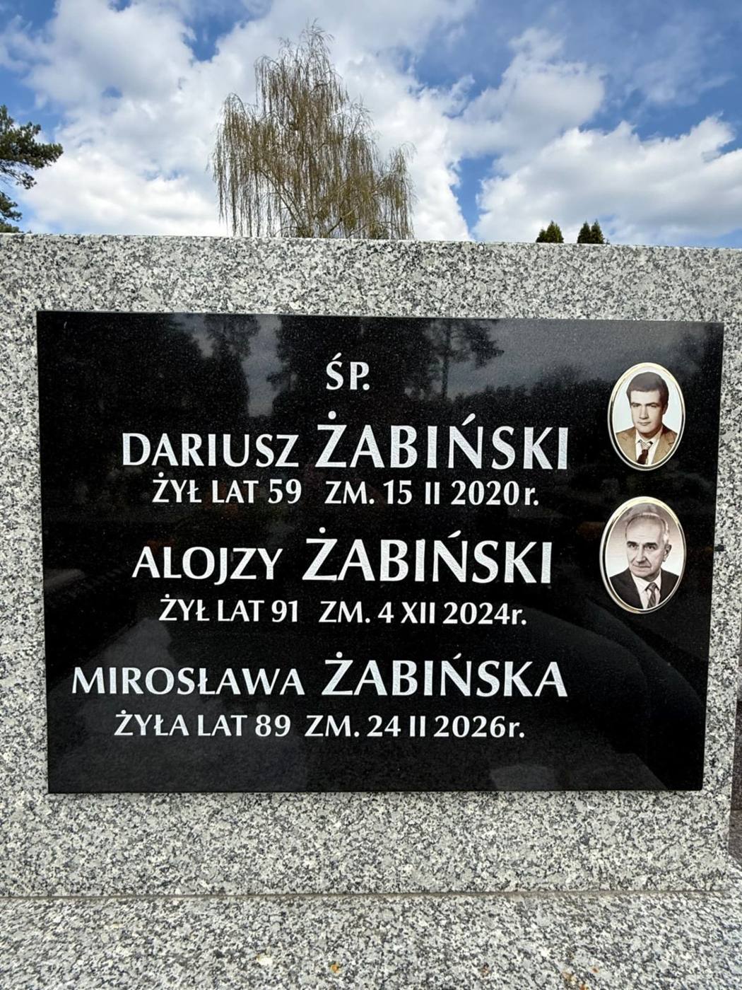 Tablica z napisami rodziny Żabińskich i dwoma wklejonymi zdjęciami