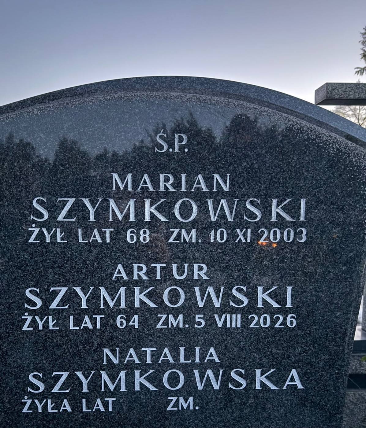 Napisy Mariana, Artura i Natalii Szymkowskich na czarnym granicie