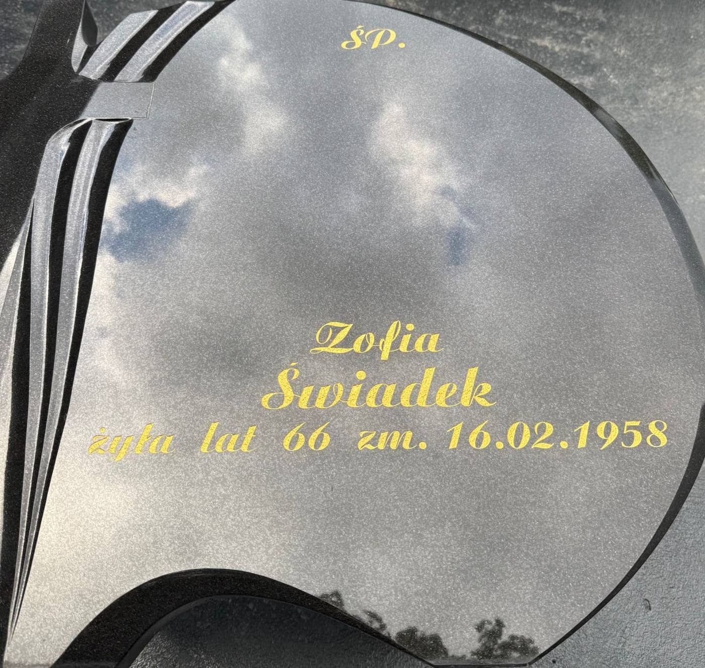 Złocone litery: Zofia Świadek, na czarnej płycie