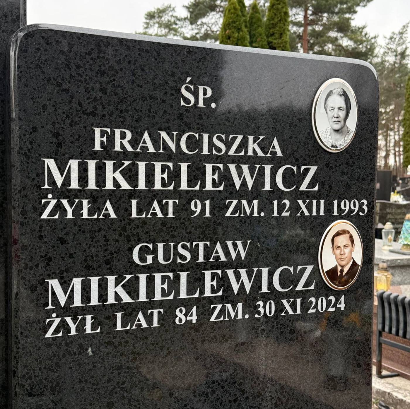 Rodzinny nagrobek Franciszki i Gustawa Mikielewiczów z fotografiami